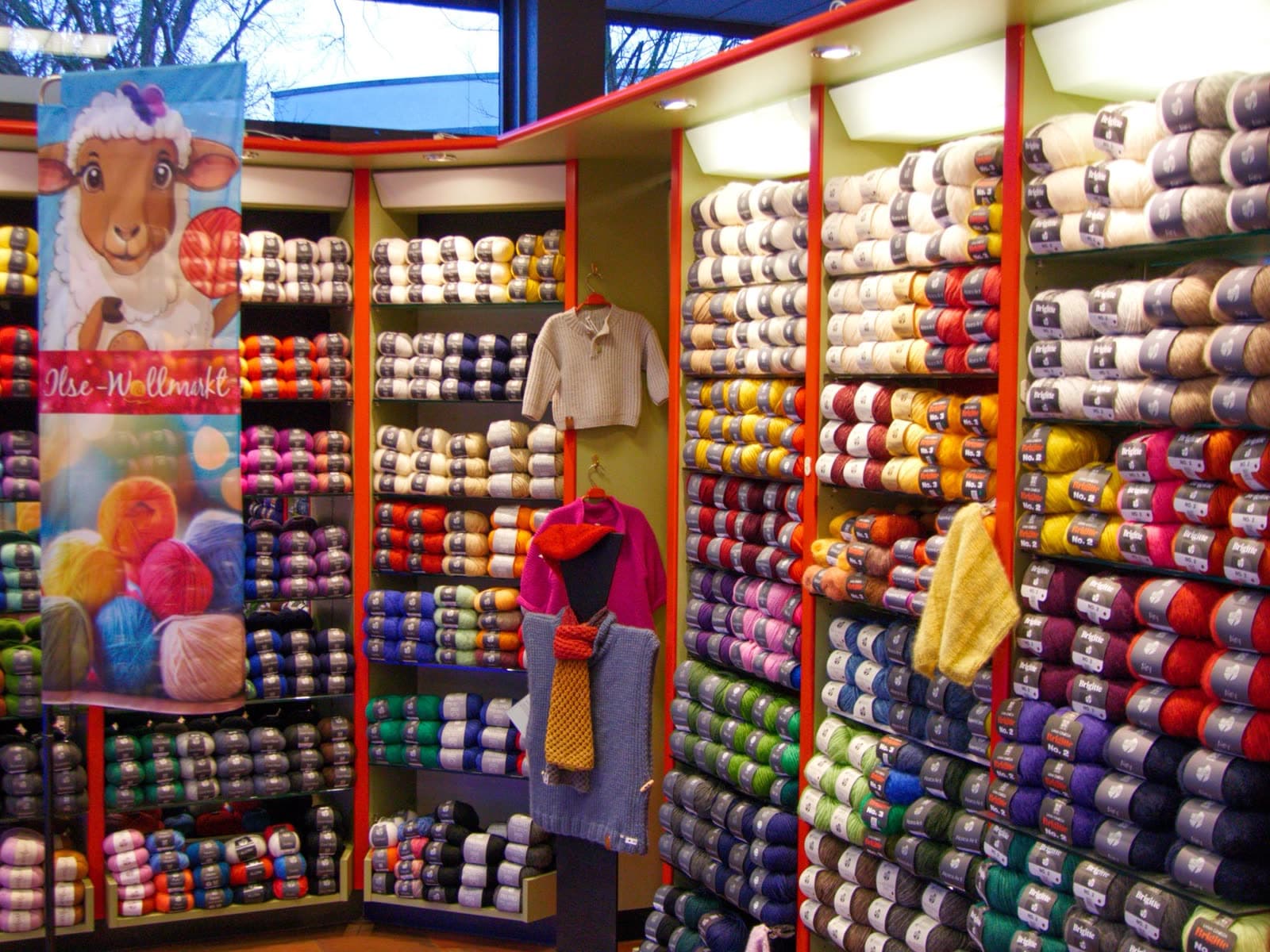 Die Garnregale im Ilse Wollmarkt, gefüllt mit Wolle in vielen Farben